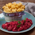 delicii traditionale grecesti, piure de sfeclta rosie cu melcisori